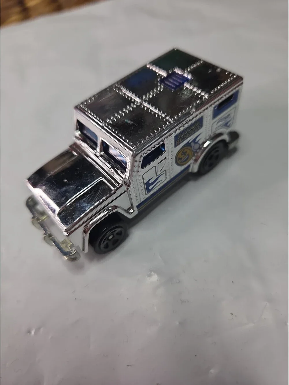 Hot Wheels Reserve Land Rover Defender 110 1:64 Diecast Truck Gold/Blue 2014